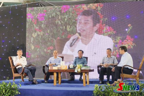 Các đại biểu tham dự tọa đàm “Nông dân chuyên nghiệp - Tư duy mới, cách làm mới, giá trị mới” trao đổi về phát triển nông nghiệp theo hướng nâng cao giá trị, bền vững.