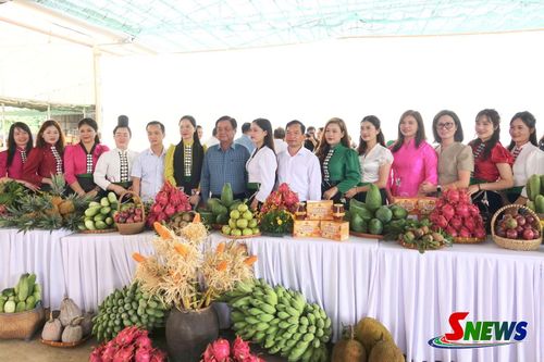 Nguyên Phó Chủ tịch Quốc hội Lê Minh Hoan chụp ảnh lưu niệm với đại diện các HTX nông nghiệp.