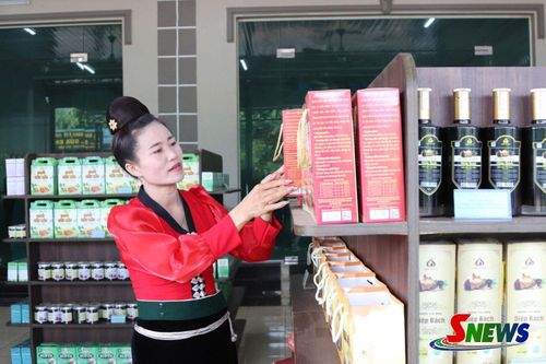 Khu trưng bày sản phẩm của HTX Tây Bắc, xã Yên Châu.