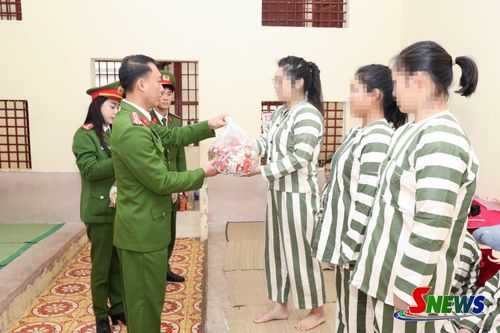Cán bộ Trại tạm giam Công an tỉnh tặng quà động viên phạm nhân cải tạo tốt.