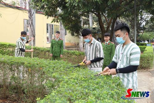 Phạm nhân lao động trong Trại tạm giam.
