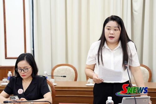Đồng chí Hiệu trưởng Trường Chính trị tỉnh báo cáo tại hội nghị.