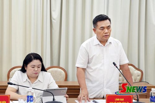 Lãnh đạo Ban Tổ chức Tỉnh ủy phát biểu tại hội nghị.