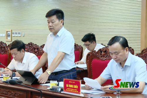 Lãnh đạo Sở Y tế báo cáo tại cuộc làm việc.