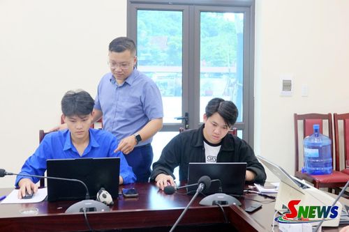 Cán bộ Sở Nông nghiệp và Môi trường hỗ trợ phường Chiềng Cơi rà soát, chuẩn hóa dữ liệu đất đai.