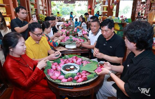 Đoàn doanh nghiệp Hàn Quốc trải nghiệm văn hóa trà Thái Nguyên.