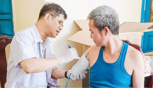 Hỗ trợ người khuyết tật dụng cụ trợ giúp tay. Ảnh: Viện Nghiên cứu phát triển cộng đồng