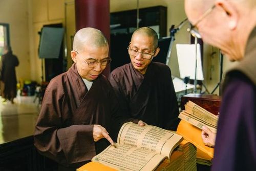Thượng tọa Thích Nguyên Minh, truyền thừa đời thứ 5 tổ đình Tây Thiên đang xem bộ kinh Hoa nghiêm của Tổ Thanh Ninh Tâm Tĩnh