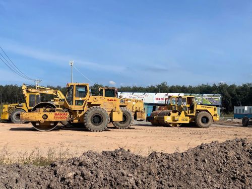 Xe máy thiết bị tập kết để chờ thi công.
