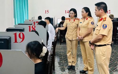 Ngay sau khi kết thúc kỳ sát hạch, đối với thí sinh đạt yêu cầu, lực lượng chức năng cập nhật kết quả lên Cơ sở dữ liệu giấy phép lái xe. (Ảnh: Công an Ninh Bình)