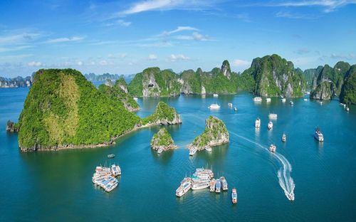 Vịnh Hạ Long -Di sản thiên nhiên thế giới, biểu tượng cho sức mạnh của du lịch và văn hóa tỉnh Quảng Ninh.