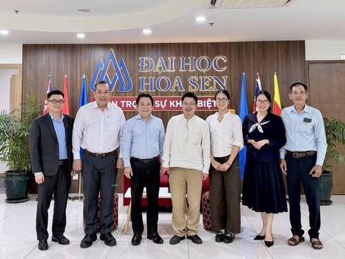 PGS.TS. Nguyễn Hữu Huy Nhựt - Hiệu trưởng Đại học Hoa Sen và TS. Lê Văn Út - Hiệu phó Đại học Hoa Sen chụp ảnh lưu niệm cùng cán bộ, phóng viên Văn phòng phía Nam Tạp chí Kinh tế Môi trường trong buổi gặp gỡ, làm việc ngày 3/6/2026.