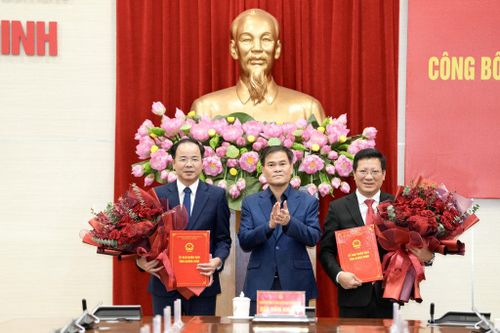 Chủ tịch UBND tỉnh Quảng Ninh Bùi Văn Khắng trao Quyết định cho các cán bộ được điều động, bổ nhiệm. Ảnh: Đỗ Phương