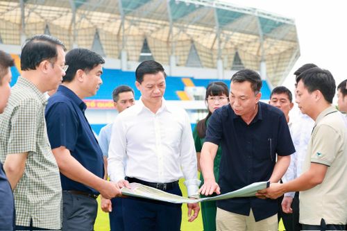 Chủ tịch UBND tỉnh Thái Nguyên Vương Quốc Tuấn cùng Chủ tịch Liên đoàn Bóng đá Việt Nam (VFF) Trần Quốc Tuấn khảo sát thực tế tại Sân vận động Thái Nguyên
