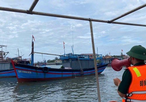 Kêu gọi tàu thuyền tránh trú bão đảm bảo an toàn.