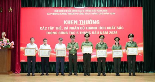 Thừa ủy quyền của lãnh đạo Bộ Công an, lãnh đạo Tổng công ty Gtel trao Bằng khen của Bộ trưởng Bộ Công an tặng các cá nhân, tập thể có thành tích xuất sắc.