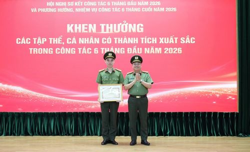Thừa ủy quyền của lãnh đạo Bộ Công an, Đại tá Lương Đức Minh trao Bằng khen của Bộ trưởng Bộ Công an tặng Trung tá Điền Văn Kiên, Phó Tổng giám đốc Tổng công ty GTEL.