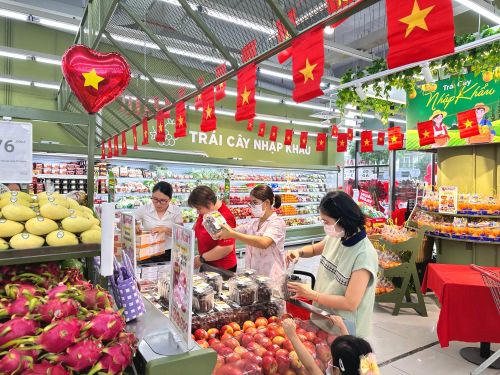 Khách hàng lựa chọn thực phẩm sạch vì sức khỏe gia đình.