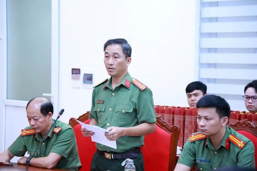 Thượng tá Hoàng Trung Hà, Phó Trưởng phòng chính sách Cục Tổ chức cán bộ phát biểu tại buổi gặp mặt.