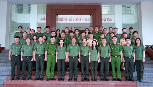 Đoàn Công tác chụp ảnh lưu niệm với các thương binh, con liệt sĩ và Lãnh đạo Công an Hà Tĩnh.