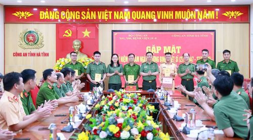 Tặng quà cho cán bộ chiến sĩ Công an Hà Tĩnh là thương binh ở buổi gặp mặt.