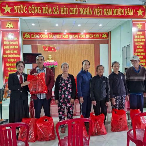 Anh hùng Nguyễn Thị Xoa (bên trái ngoài cùng) trong "hành trình" tiếp tục vì nhân dân phục vụ, trao quà từ thiện, hỗ trợ những đồng đội cũ, người dân có hoàn cảnh gặp nhiều khó khăn.