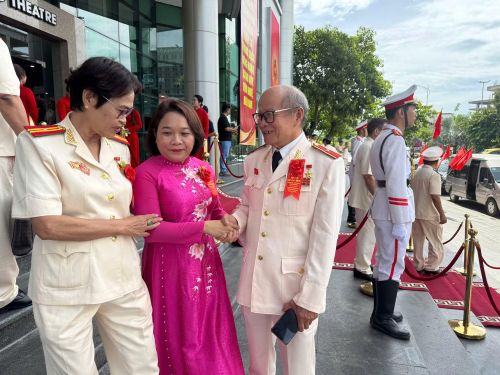 Anh hùng LLVTND Nguyễn Thị Xoa (trái) trong một cuộc họp mặt.