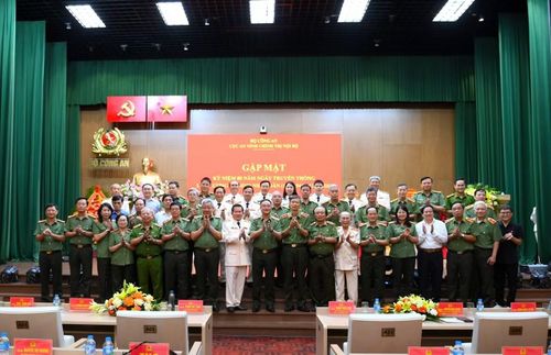 Thứ trưởng Phạm Thế Tùng chụp ảnh lưu niệm cùng các đại biểu dự buổi gặp mặt.