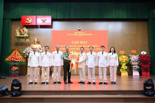 Cục An ninh chính trị nội bộ chúc mừng Thứ trưởng Phạm Thế Tùng nhân dịp kỷ niệm 80 năm Ngày truyền thống lực lượng An ninh nhân dân.