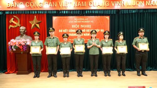 Đại tá Bùi Thị Thanh Liên, Phó Cục trưởng Cục Hồ sơ nghiệp vụ trao Giấy khen của Cục trưởng Cục Hồ sơ nghiệp vụ tặng cá nhân có thành tích xuất sắc 6 tháng đầu năm 2026.