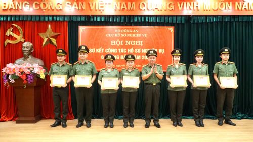 Đại tá Giang Nguyên Việt, Phó Cục trưởng Cục Hồ sơ nghiệp vụ trao Giấy khen của Cục trưởng Cục Hồ sơ nghiệp vụ tặng các cá nhân có thành tích xuất sắc.