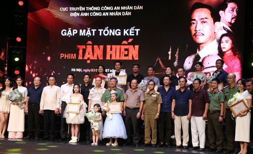Cục trưởng Đỗ Triệu Phong cùng các đại biểu khách mời, đoàn phim tại lễ tổng kết phim "Tận hiến".