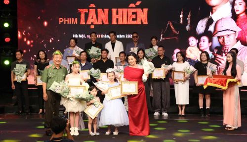 Trung tướng Đỗ Triệu Phong và các diễn viên đóng vai vợ con của Nguyễn Thành (bí danh P1) trong phim "Tận hiến".