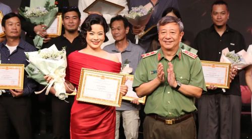 Trung tướng Đỗ Triệu Phong trao giấy khen của Cục Truyền thông CAND tặng các diễn viên tham gia phim "Tận hiến".