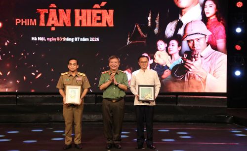 Trung tướng Đỗ Triệu Phong trao quà lưu niệm tặng đại diện Đại sứ quán Lào và Bộ Công an Lào.