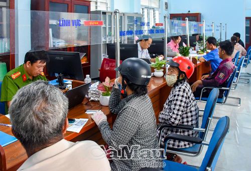 Từ ngày 1/7/2025-1/7/2026, Trung tâm Phục vụ hành chính công xã Vĩnh Mỹ đã tiếp nhận 11.386 hồ sơ, giải quyết 11.206 hồ sơ. Kết quả này phản ánh rõ tinh thần trách nhiệm và sự chủ động của đội ngũ cán bộ cơ sở trong phục vụ người dân.