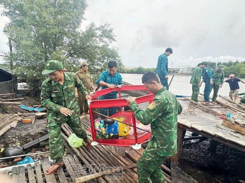 Các lực lượng hỗ trợ gia đình ông Dương Văn Nước khắc phục hậu quả sau vụ sạt lở.