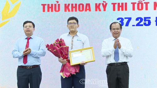 Phó Chủ tịch UBND tỉnh Nguyễn Minh Luân và Giám đốc Sở Giáo dục và Đào tạo Nguyễn Văn Nguyên trao Bằng khen của Chủ tịch UBND tỉnh tặng em Bùi Lê Hà Nhân, học sinh lớp 12C8, Trường THPT Giá Rai, thủ khoa Kỳ thi tốt nghiệp THPT năm 2026 tỉnh Cà Mau.