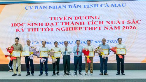 Phó Chủ tịch UBND tỉnh Nguyễn Minh Luân và Giám đốc Sở Giáo dục và Đào tạo Nguyễn Văn Nguyên trao Bằng khen cho đại diện 7 cơ sở giáo dục có tỷ lệ đỗ tốt nghiệp THPT đạt 100% trong 5 năm liên tiếp.