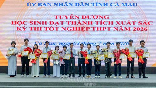 Lãnh đạo Sở Giáo dục và Đào tạo trao Giấy khen cho 12 học sinh đạt thành tích xuất sắc trong Kỳ thi tốt nghiệp THPT năm 2026.