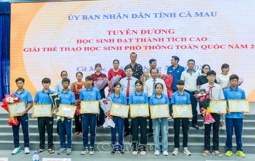 Các em học sinh đạt thành tích cao tại Giải thể thao học sinh phổ thông toàn quốc năm 2026 được tuyên dương.