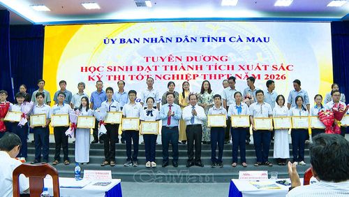 Các đồng chí lãnh đạo tỉnh, Sở Giáo dục và Đào tạo chụp ảnh lưu niệm cùng 20 học sinh đạt thành tích xuất sắc trong Kỳ thi tốt nghiệp THPT năm 2026 của tỉnh.