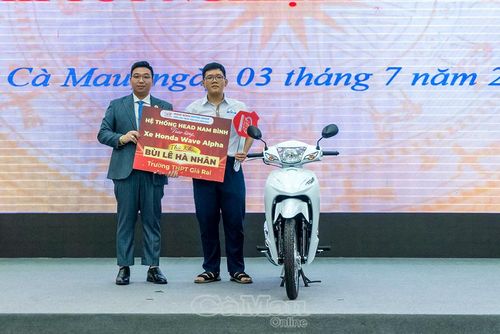 Đại diện Hệ thống HEAD Nam Bình trao tặng xe Honda Wave Alpha cho em Bùi Lê Hà Nhân, thủ khoa Kỳ thi tốt nghiệp THPT tỉnh Cà Mau năm 2026.