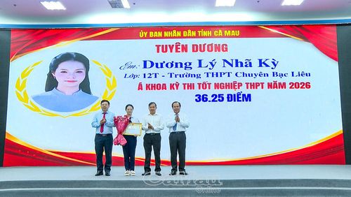 Phó Chủ tịch UBND tỉnh Nguyễn Minh Luân và Giám đốc Sở Giáo dục và Đào tạo Nguyễn Văn Nguyên trao Bằng khen của Chủ tịch UBND tỉnh tặng em Quách Tuấn Đạt, học sinh lớp 12B, Trường Phổ thông Hermann Gmeiner và em Dương Lý Nhã Kỳ, học sinh lớp 12T, Trường THPT Chuyên Bạc Liêu, á khoa Kỳ thi tốt nghiệp THPT năm 2026 tỉnh Cà Mau.