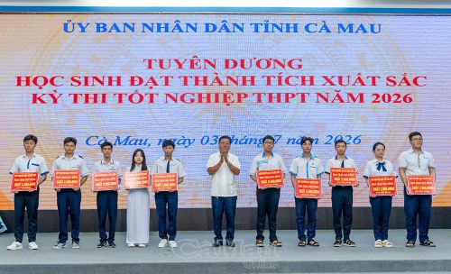 Ban tổ chức trao học bổng Quỹ Khuyến học Võ Văn Kiệt cho các em học sinh.