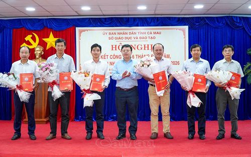 Giám đốc Sở GD&ĐT Nguyễn Văn Nguyên trao quyết định điều động, bổ nhiệm cán bộ quản lý các đơn vị, trường học trực thuộc.