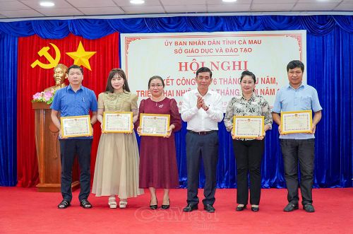 Tiến sĩ Lê Hoàng Dự, Phó Giám đốc Sở GD&ĐT, trao Giấy khen của Giám đốc Sở GD&ĐT cho các tập thể, cá nhân có thành tích xuất sắc trong 6 tháng đầu năm 2026.