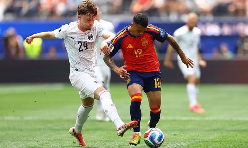 Tây Ban Nha (áo đỏ) đấu với Áo ở vòng 1/16 World Cup 2026. (Ảnh: Reuters)