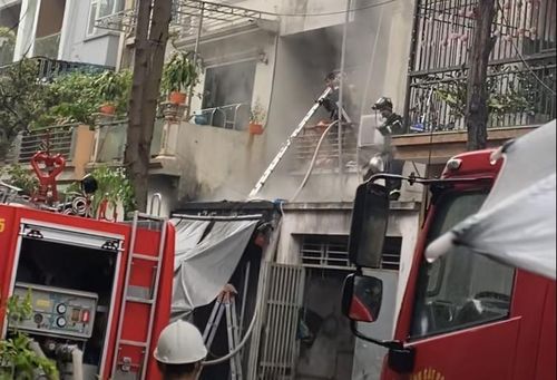 Cảnh sát PCCC&CNCH Công an Hà Nội điều động lực lượng tới hiện trường.