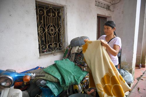 Chị Vũ Hồng Anh (trú tại số nhà 42M, ngách 210/41 phố Đội Cấn) đang hoàn tất việc di chuyển tài sản để bàn giao mặt bằng cho dự án. Ảnh: Duy Khánh